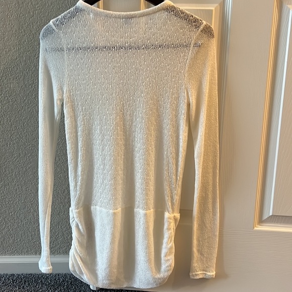 Three Dots pretty top with ruched waist - Picture 3 of 4